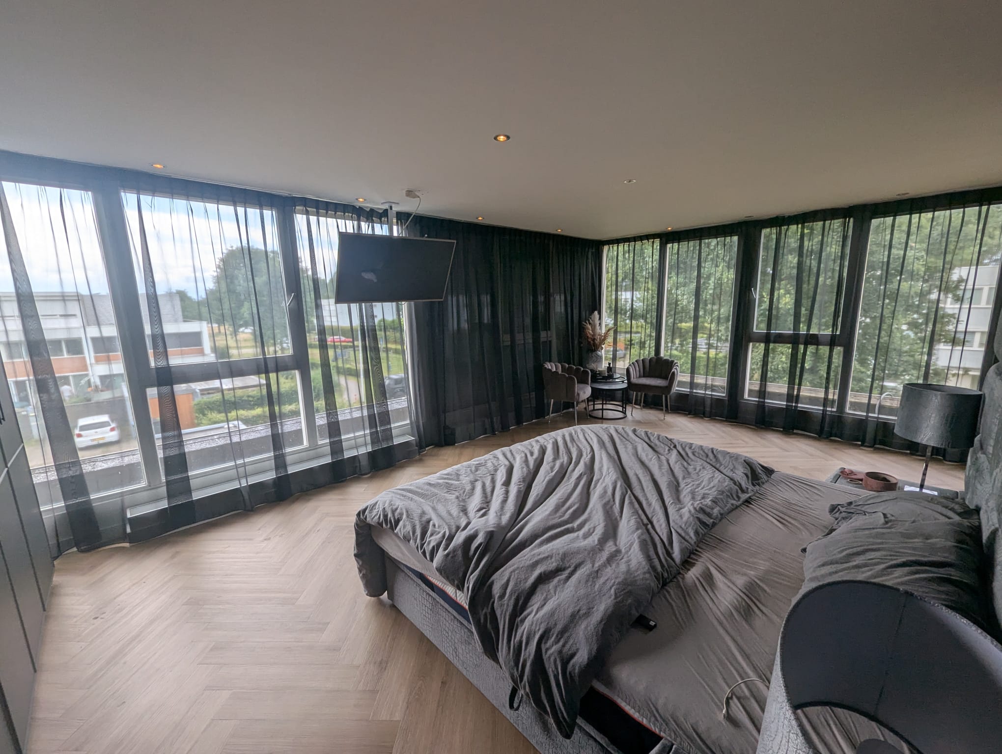 Minimalistische slaapkamer met groot panoramisch dakraam